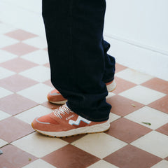 Karhu Aria 95 – Light Mahogany / White