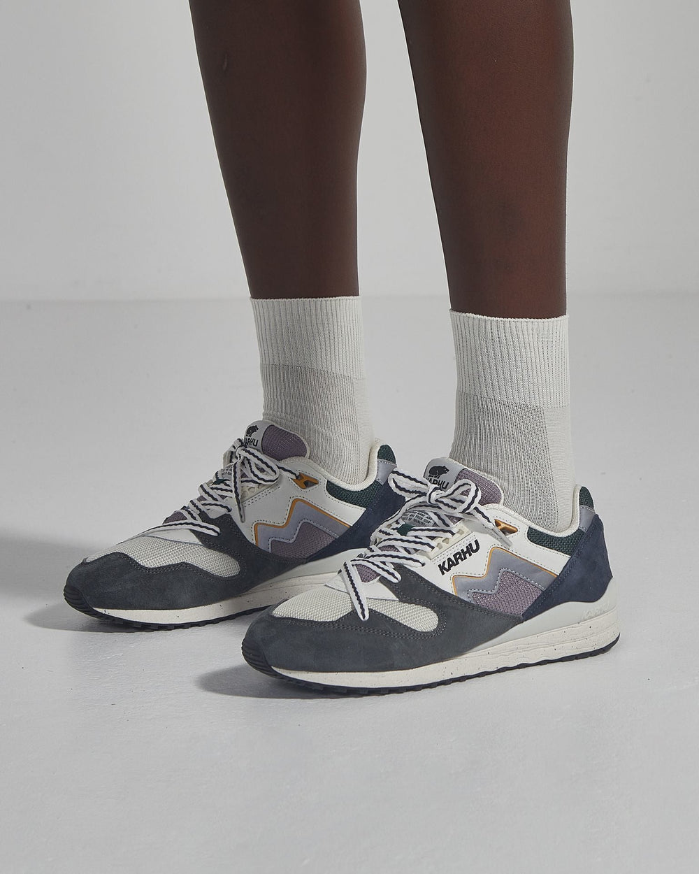 Synchron classic gunmetal / bright white – Karhu US