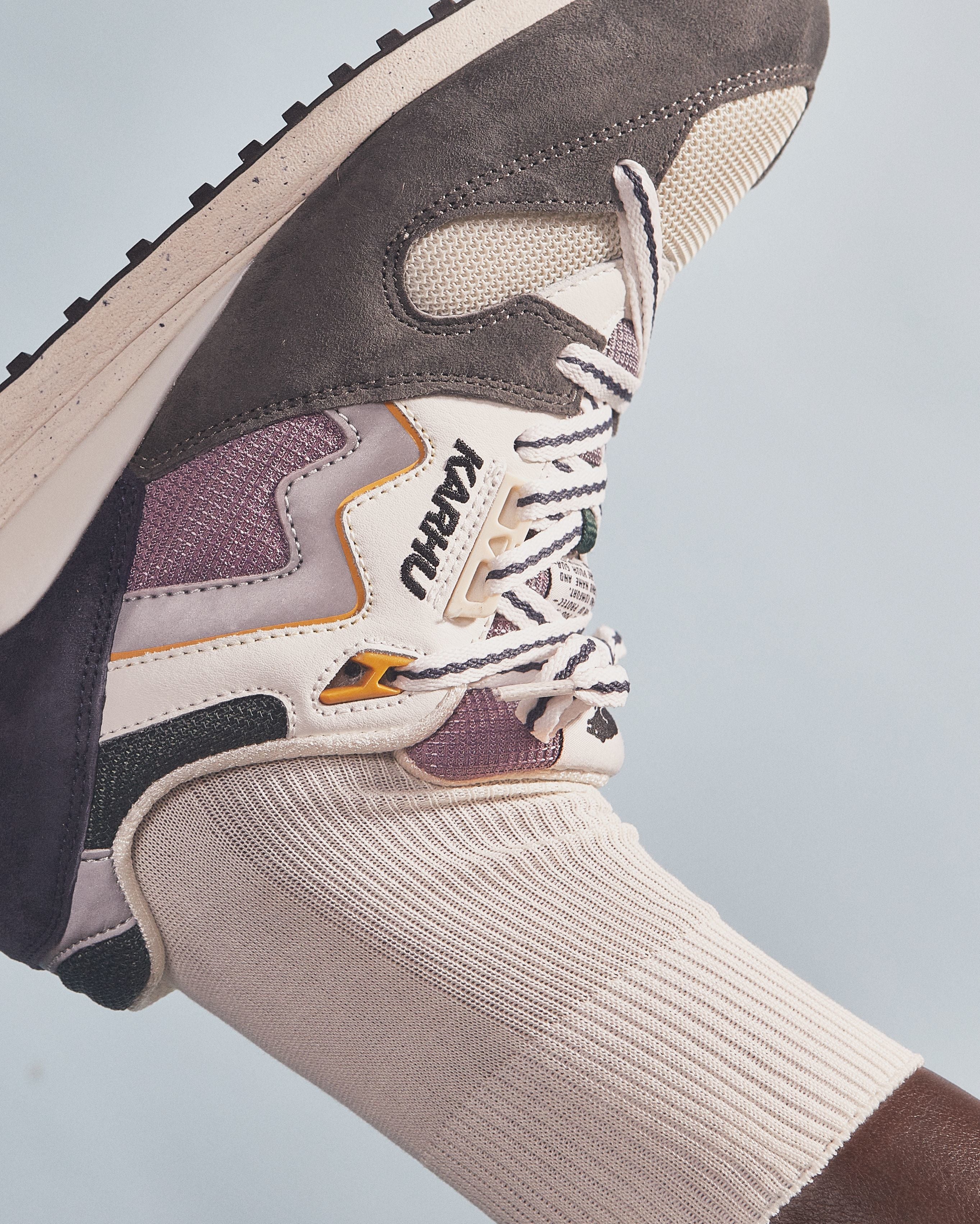 Synchron classic gunmetal / bright white – Karhu US