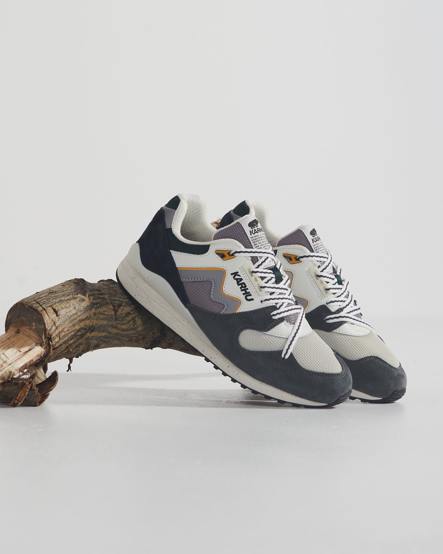 Synchron classic gunmetal / bright white – Karhu US