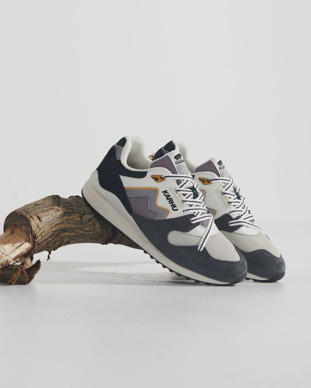 Synchron classic gunmetal / bright white – Karhu US