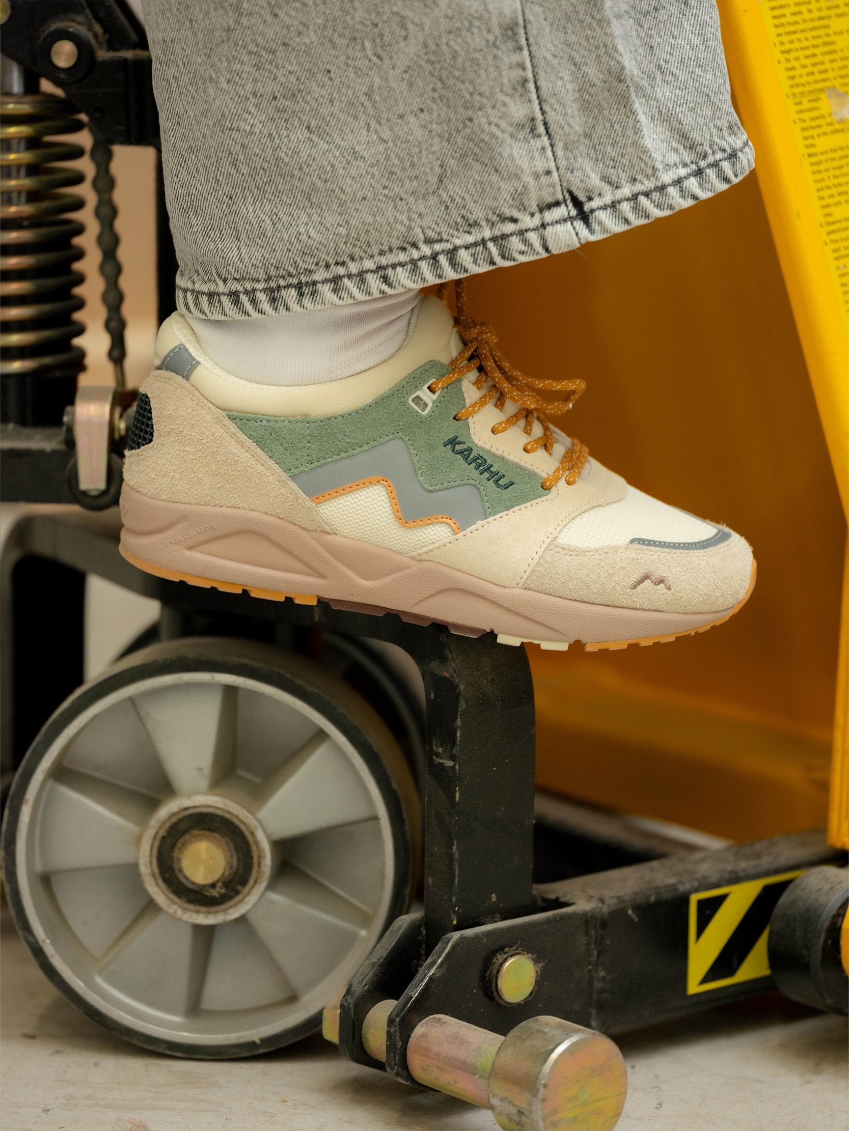 Karhu Aria 95 Mölkky pack Turtledove / Iceberg Green - Sneakers – Karhu US