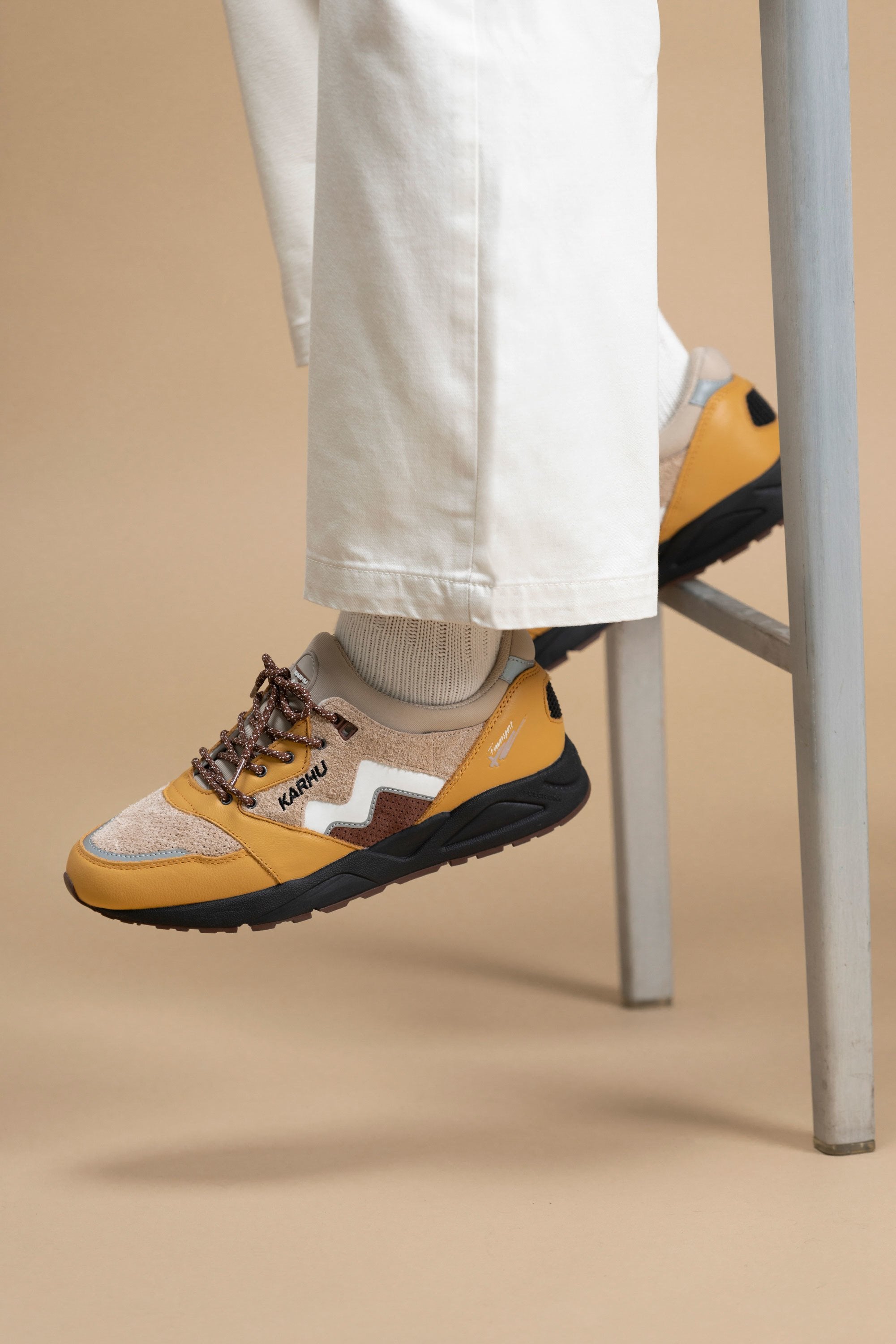 Karhu Aria 95 - Oak Buff / White