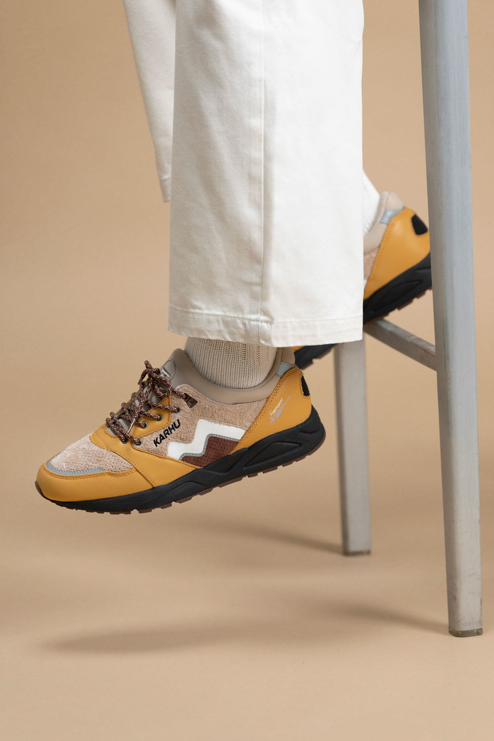 Karhu Aria 95 - Oak Buff / White