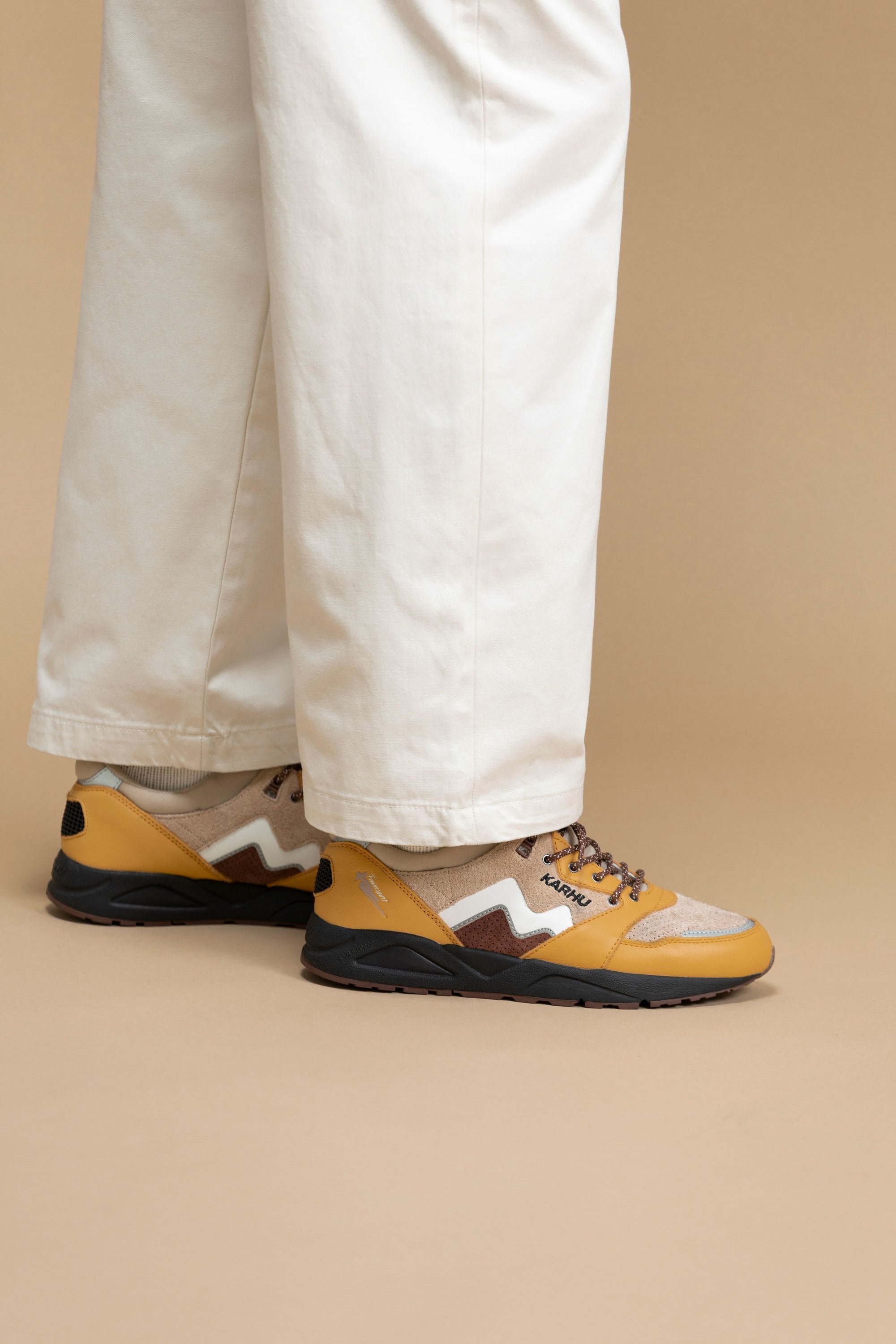 Karhu Aria 95 - Oak Buff / White