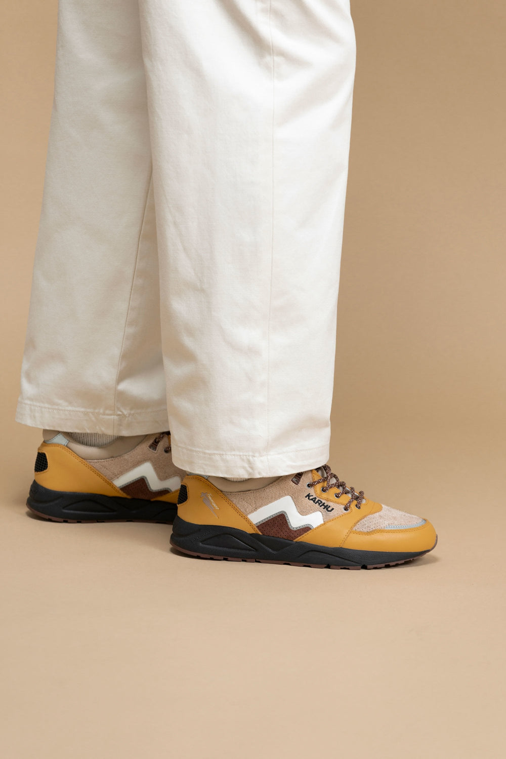 Karhu Aria 95 - Oak Buff / White