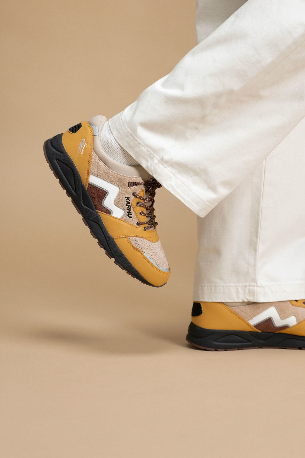 Karhu Aria 95 - Oak Buff / White