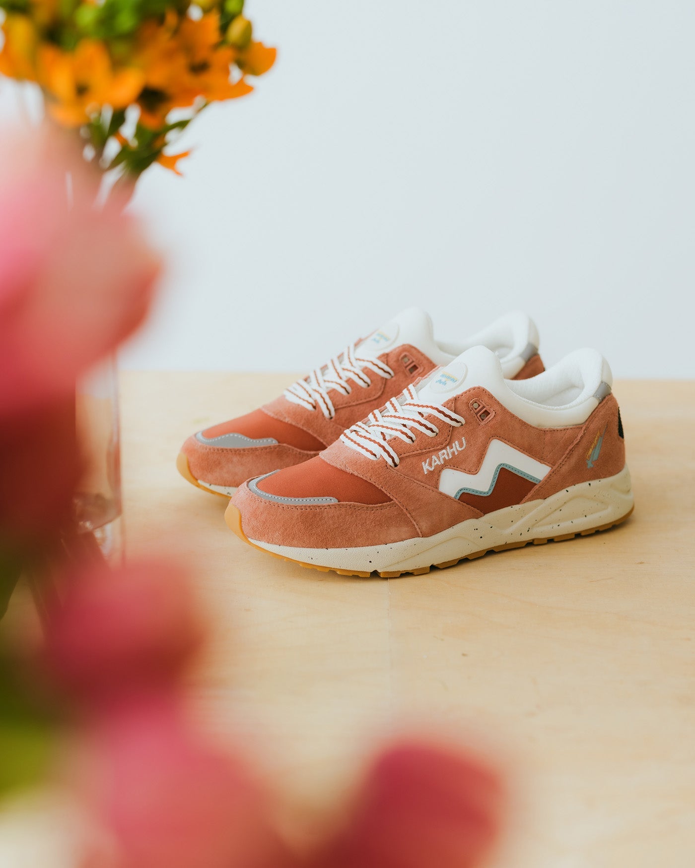 Karhu Aria 95 – Light Mahogany / White