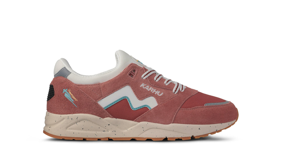 Karhu Aria 95 – Light Mahogany / White
