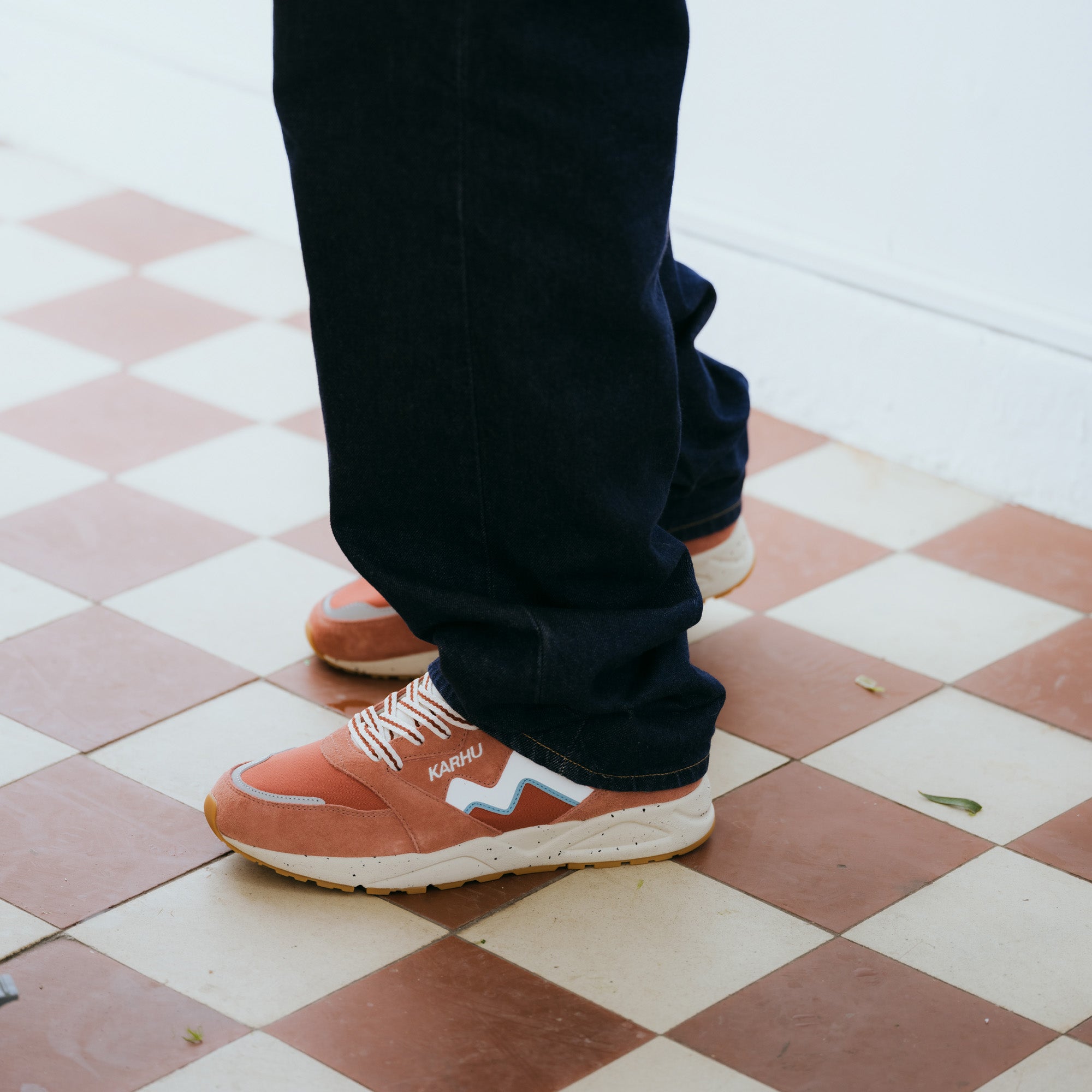 Karhu Aria 95 – Light Mahogany / White