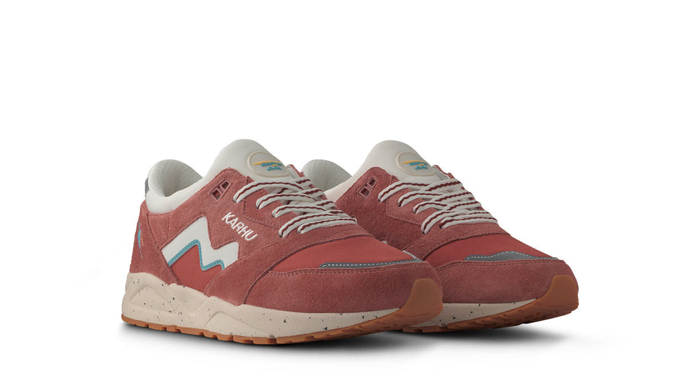 Karhu Aria 95 – Light Mahogany / White
