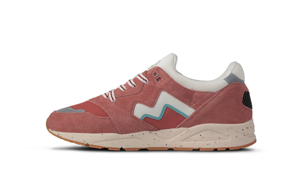 Karhu Aria 95 – Light Mahogany / White
