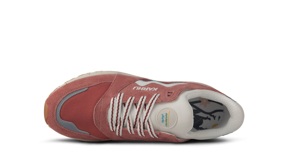 Karhu Aria 95 – Light Mahogany / White