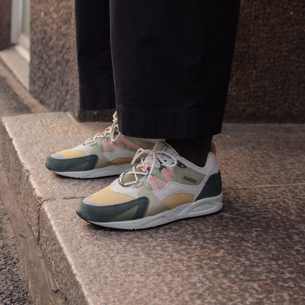 Karhu Fusion 2.0 – Darkest Spruce / Cameo Rose