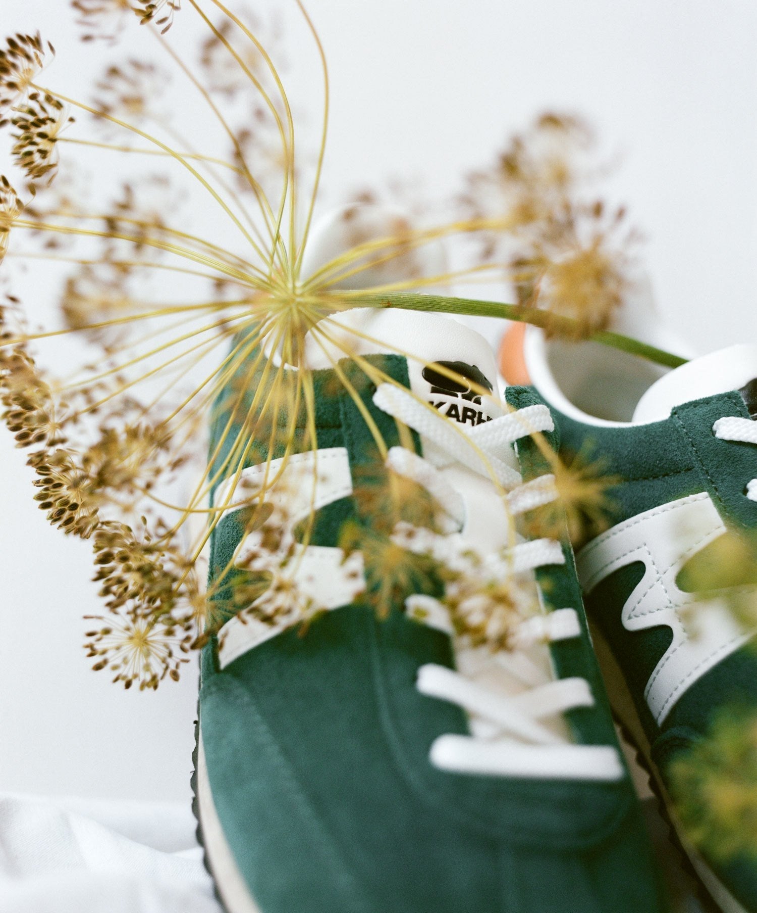 Karhu Mestari – Posy Green / White