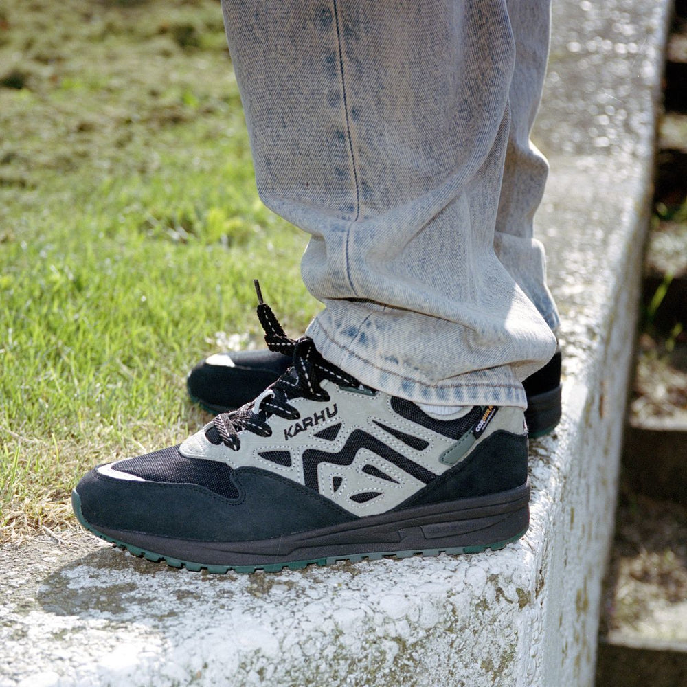 Karhu Legacy 96 - Caviar / Abbey Stone​