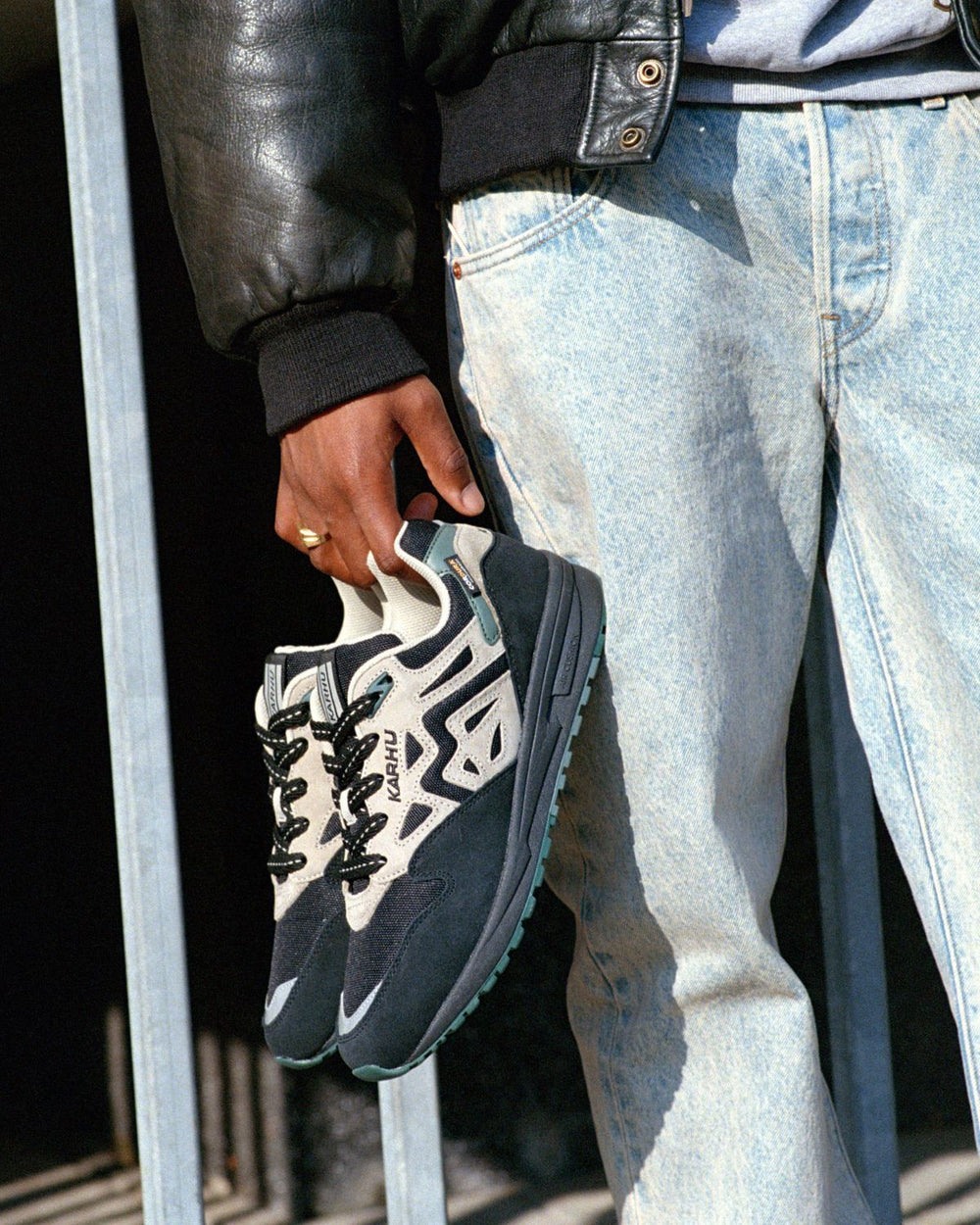 Karhu Legacy 96 - Caviar / Abbey Stone​