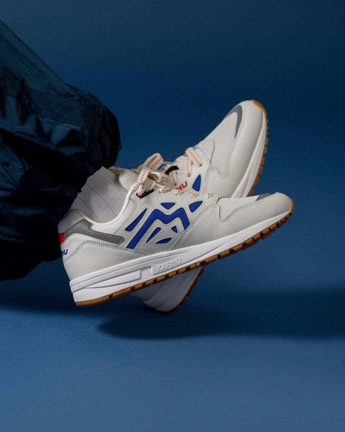 Karhu Legacy 96 – Blanc de Blanc / Dazzling Blue