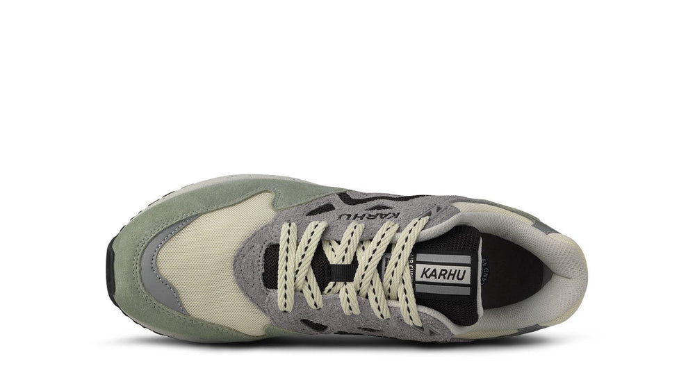 Karhu Legacy 96 – Tea / Jet Black