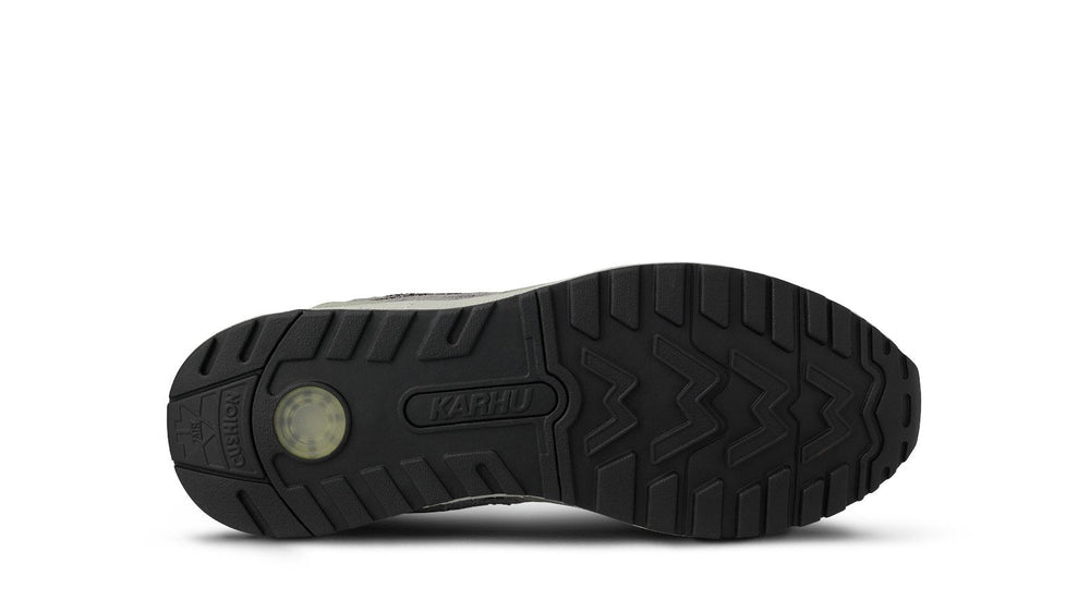 Karhu Legacy 96 – Tea / Jet Black
