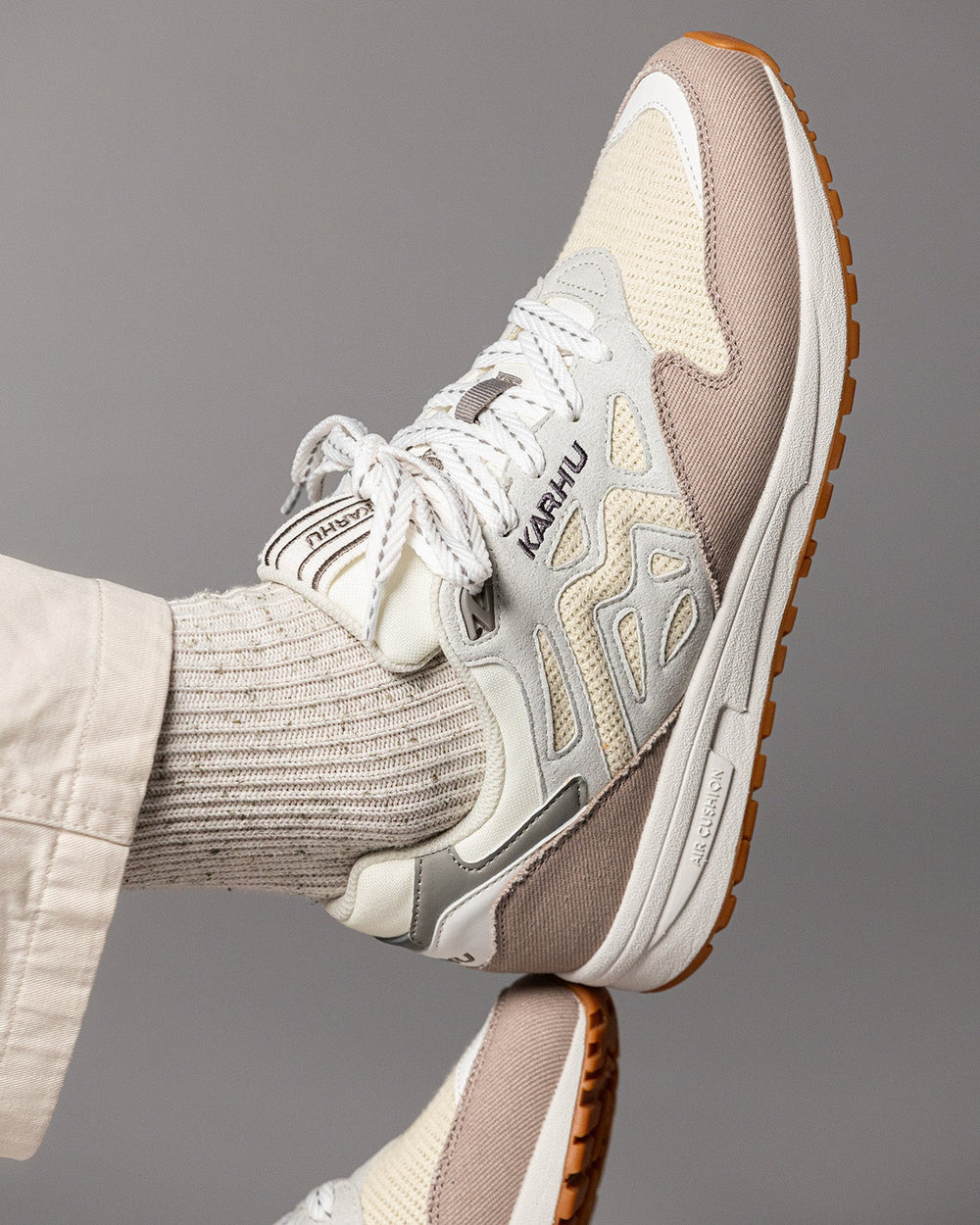 Karhu Legacy 96 – Atmosphere / White Asparagus
