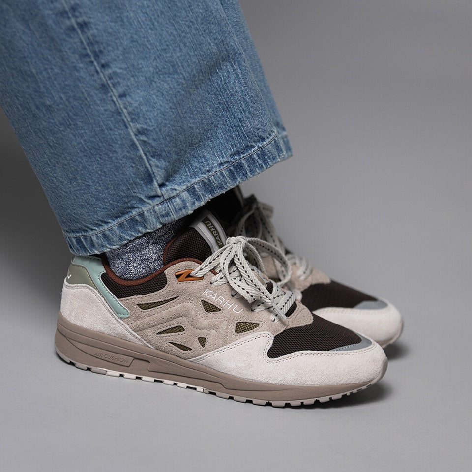 Karhu Legacy 96 – White Sand / Beech