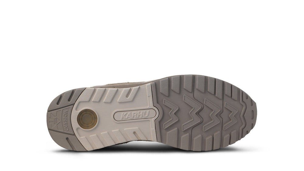 Karhu Legacy 96 – White Sand / Beech