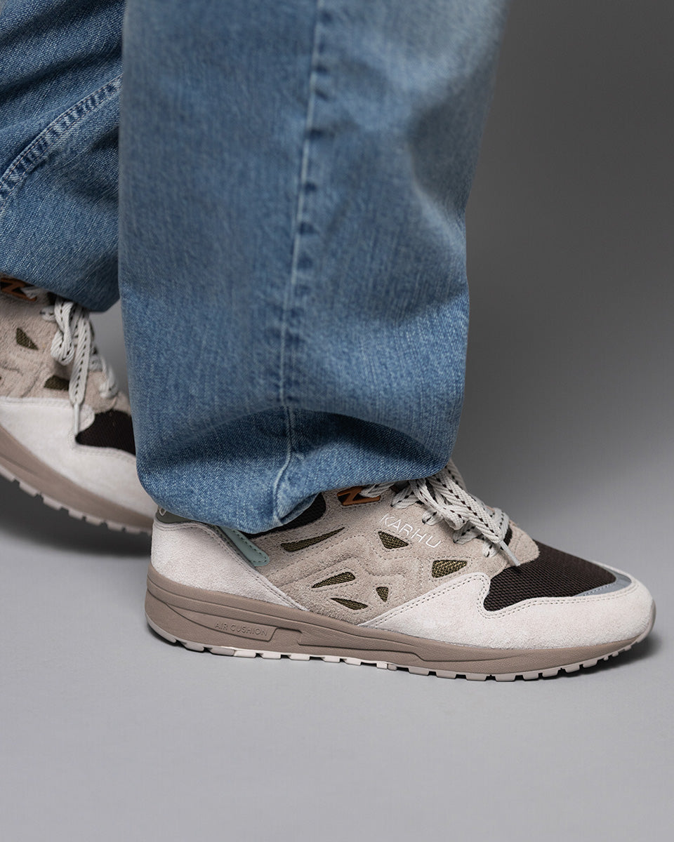 Karhu Legacy 96 – White Sand / Beech