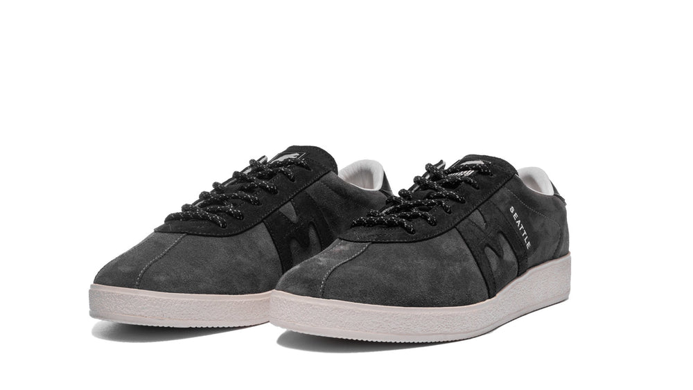 KARHU X LIKELIHOOD TRAMPAS "SEATTLE BELIEF" - LAVAGNA / OFF BLACK – Karhu US