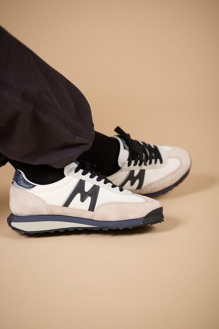 Karhu Mestari Silver Lining / Jet Black